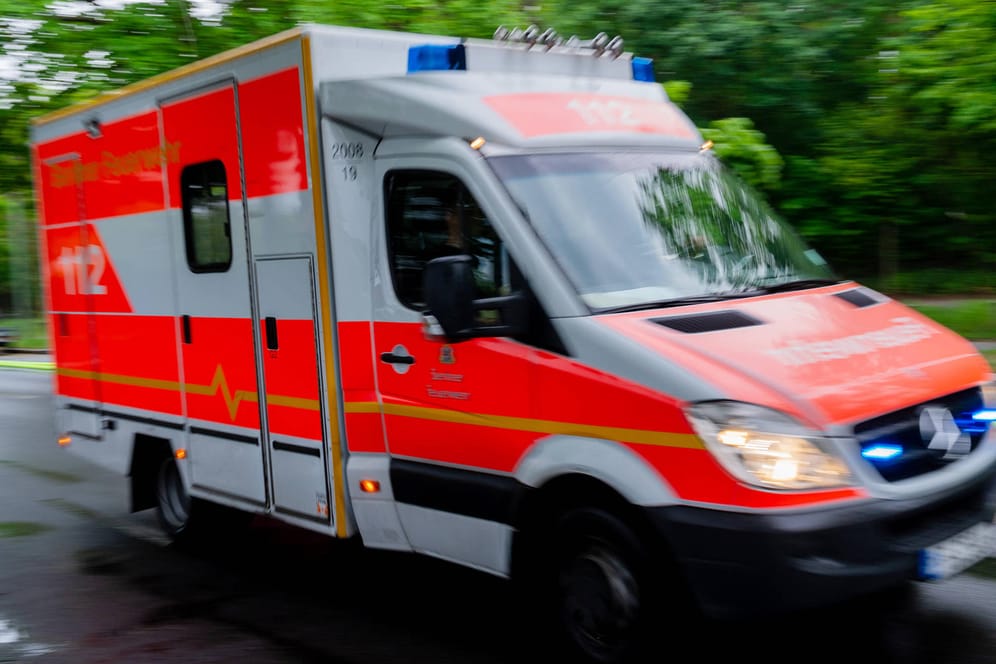 Ein Krankenwagen auf der Fahrt zu einem Einsatz: In Rostock hat ein Siebenjähriger einen Sturz aus dem Fenster überlebt. (Symbolfoto)