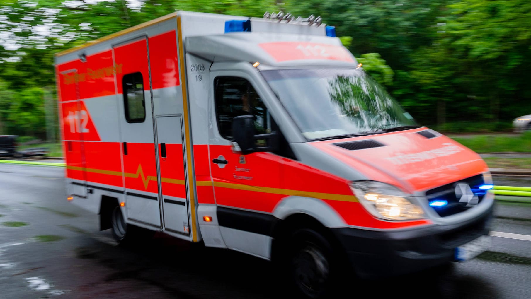 Ein Krankenwagen auf der Fahrt zu einem Einsatz: In Rostock hat ein Siebenjähriger einen Sturz aus dem Fenster überlebt. (Symbolfoto) Ein Krankenwagen auf der Fahrt zu einem Einsatz: In Rostock hat ein Siebenjähriger einen Sturz aus dem Fenster überlebt. (Symbolfoto)