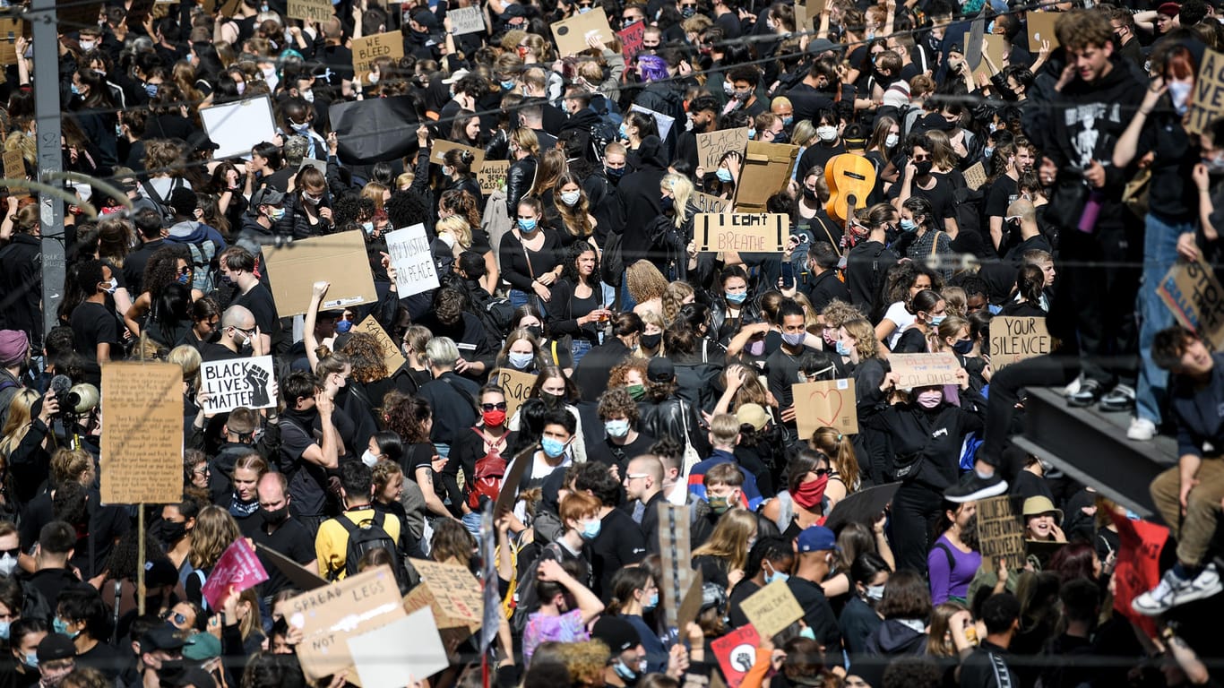 Teilnehmer einer Kundgebung protestieren auf dem Alexanderplatz gegen Rassismus und Polizeigewalt.