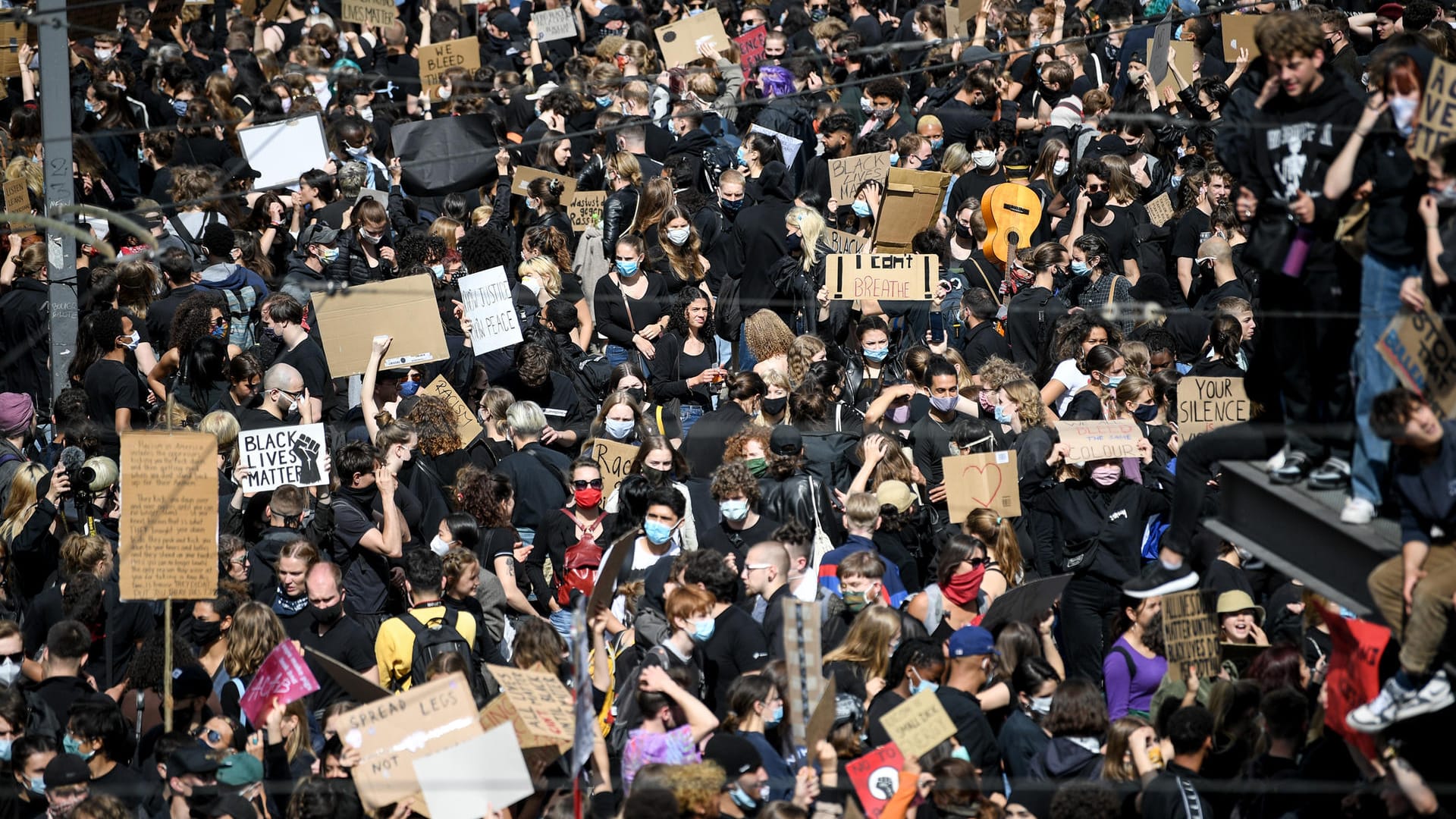 Teilnehmer einer Kundgebung protestieren auf dem Alexanderplatz gegen Rassismus und Polizeigewalt. Teilnehmer einer Kundgebung protestieren auf dem Alexanderplatz gegen Rassismus und Polizeigewalt.