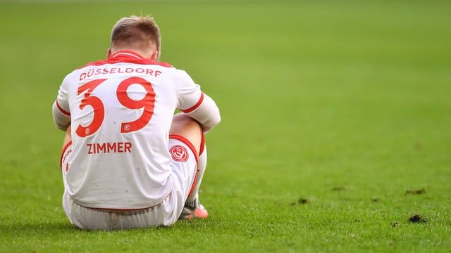 Düsseldorfs Jean Zimmer war nach dem 2:2 gegen Hoffenheim völlig bedient. Düsseldorfs Jean Zimmer war nach dem 2:2 gegen Hoffenheim völlig bedient.