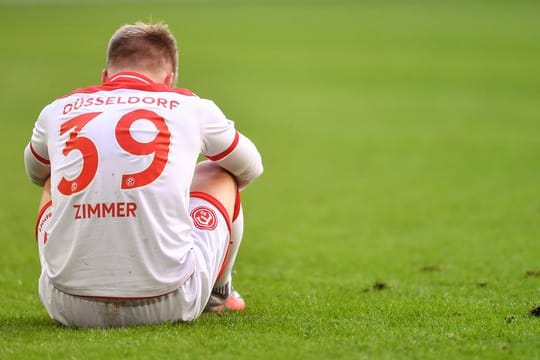 Düsseldorfs Jean Zimmer war nach dem 2:2 gegen Hoffenheim völlig bedient.