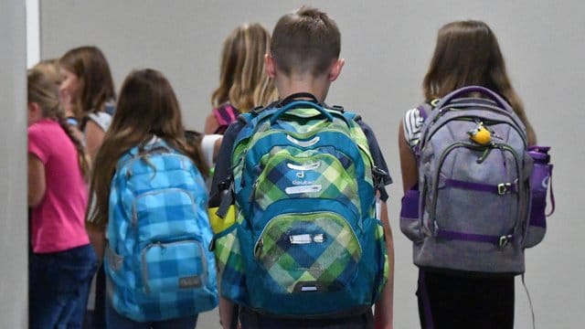 Für Lehrerverbands-Chef Heinz-Peter Meidinger ist ein Bedingung für einen normalen Schulbetrieb ein höchstmöglicher Gesundheitsschutz für Lehrer, Schüler sowie die Angehörigen. Für Lehrerverbands-Chef Heinz-Peter Meidinger ist ein Bedingung für einen normalen Schulbetrieb ein höchstmöglicher Gesundheitsschutz für Lehrer, Schüler sowie die Angehörigen.