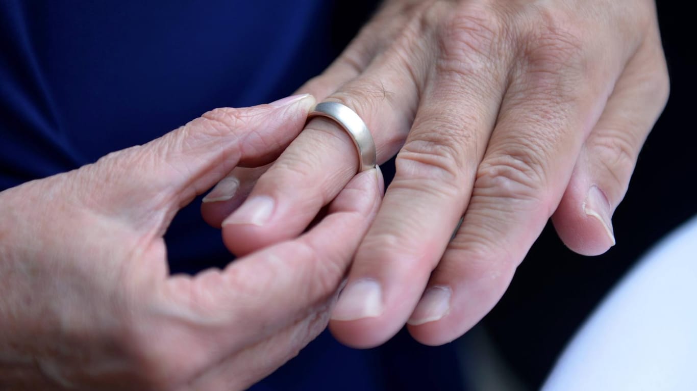 Hand mit Ring: Weil der Ehering seine Blutzirkulation beeinträchtigte, musste ein Mann die Feuerwehr um Hilfe bitten. (Symbolfoto)