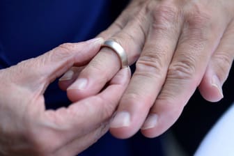 Hand mit Ring: Weil der Ehering seine Blutzirkulation beeinträchtigte, musste ein Mann die Feuerwehr um Hilfe bitten. (Symbolfoto)