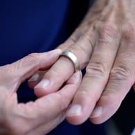 Hand mit Ring: Weil der Ehering seine Blutzirkulation beeinträchtigte, musste ein Mann die Feuerwehr um Hilfe bitten. (Symbolfoto)