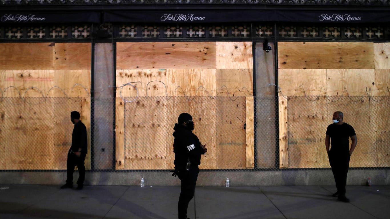 Sicherheitsmänner bewachen Saks auf der Fifth Avenue: Im Rahmen der Proteste gegen Rassismus und Polizeigewalt kam es zu Vandalismus und Plünderungen.
