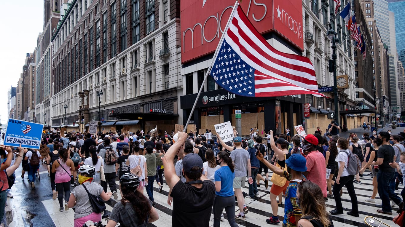 Demonstranten vor dem Luxuskaufhaus Macy's in Manhattan: Der Tod von George Floyd zieht die New Yorker trotz der Corona-Krise auf die Straßen.