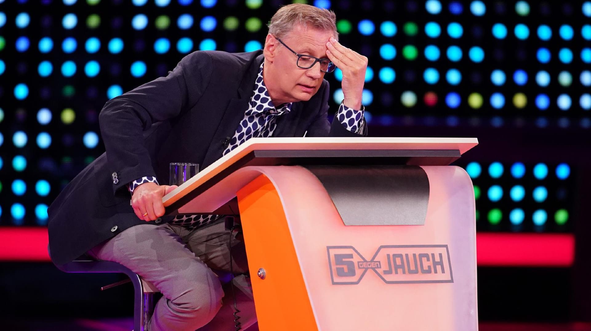 Günther Jauch: Der Showmaster zerbricht sich bei einer Geografie-Frage den Kopf.