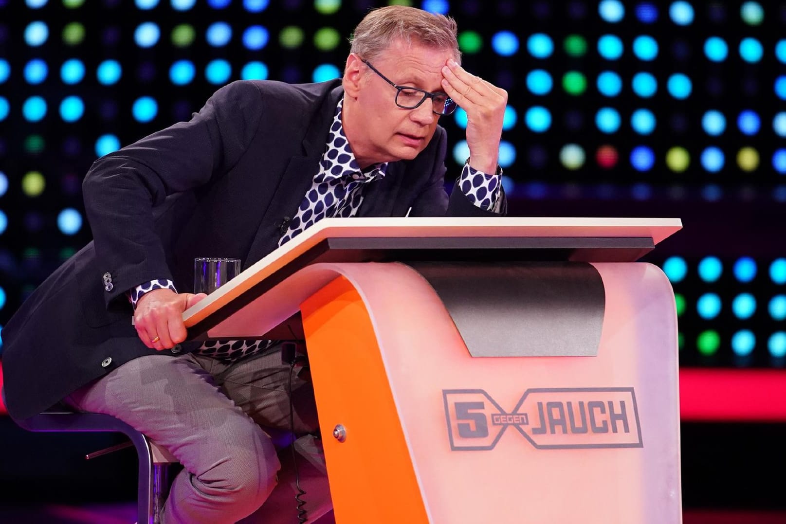 Günther Jauch: Der Showmaster zerbricht sich bei einer Geografie-Frage den Kopf.