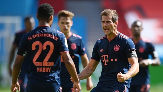 Leon Goretzka (r) wächst beim FC Bayern mehr und mehr in eine Leaderrolle hinein.