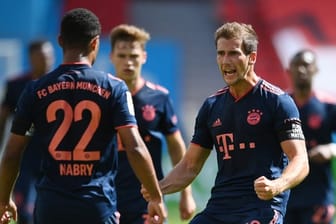Leon Goretzka (r) wächst beim FC Bayern mehr und mehr in eine Leaderrolle hinein.