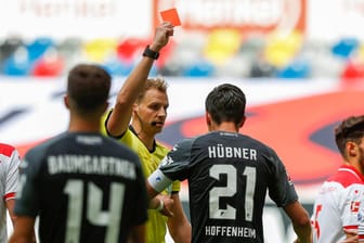 Schiedsrichter Sören Storks zeigt Hoffenheims Benjamin Hübner in der Partie gegen Düsseldorf die Rote Karte.
