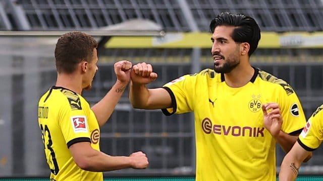 Emre Can (r) bejubelt sein Tor gegen Hertha mit Teamkollege Thorgan Hazard.