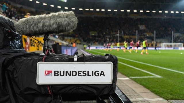 Die Deutsche Fußball Liga hat die Medienrechte für die Spielzeiten von 2021/2022 bis 2024/2025 ausgeschrieben. Die Deutsche Fußball Liga hat die Medienrechte für die Spielzeiten von 2021/2022 bis 2024/2025 ausgeschrieben.
