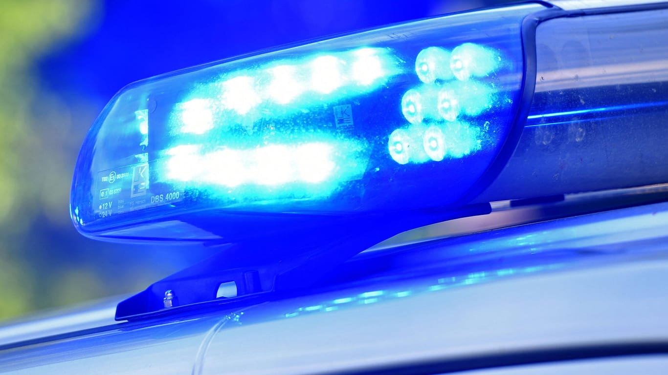 Blaulicht eines Einsatzfahrzeugs: In Koblenz wurden werdende Eltern von der Polizei ins Krankenhaus eskortiert. (Symbolfoto)
