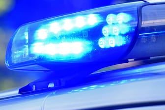 Blaulicht eines Einsatzfahrzeugs: In Koblenz wurden werdende Eltern von der Polizei ins Krankenhaus eskortiert. (Symbolfoto)
