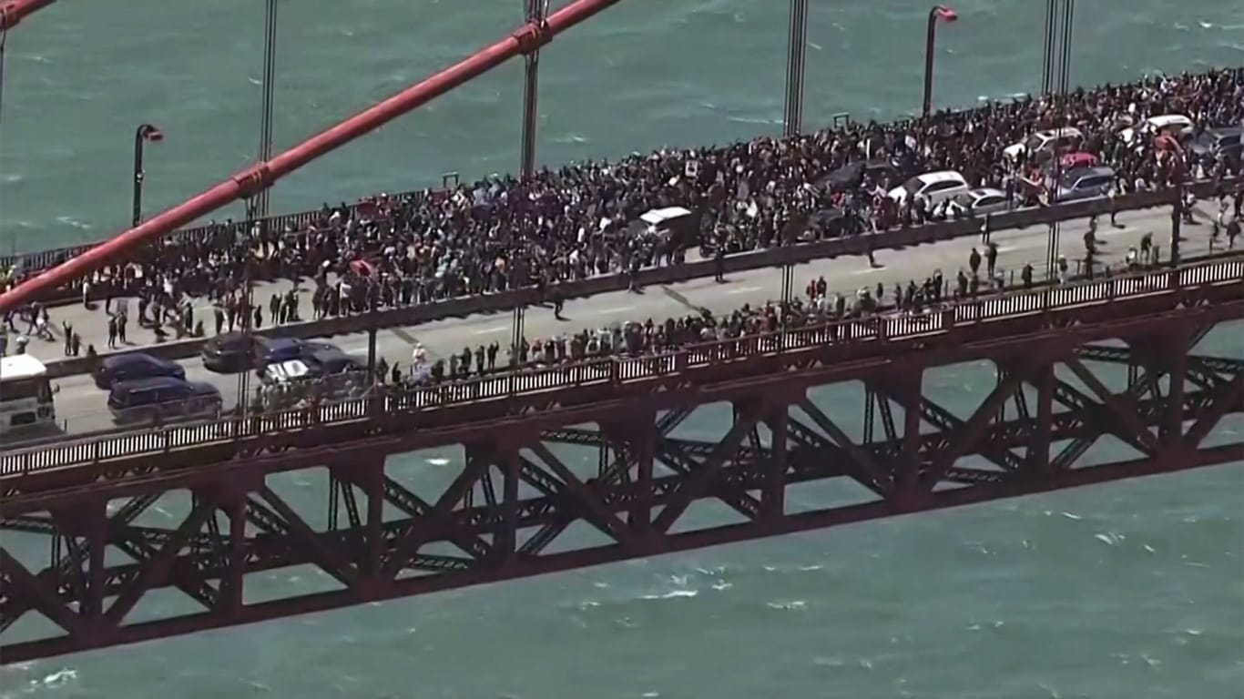 Eindrückliche Aufnahmen: Aus der Luft lässt sich gut erkennen, wie viele Menschen über die Brücke marschierten.