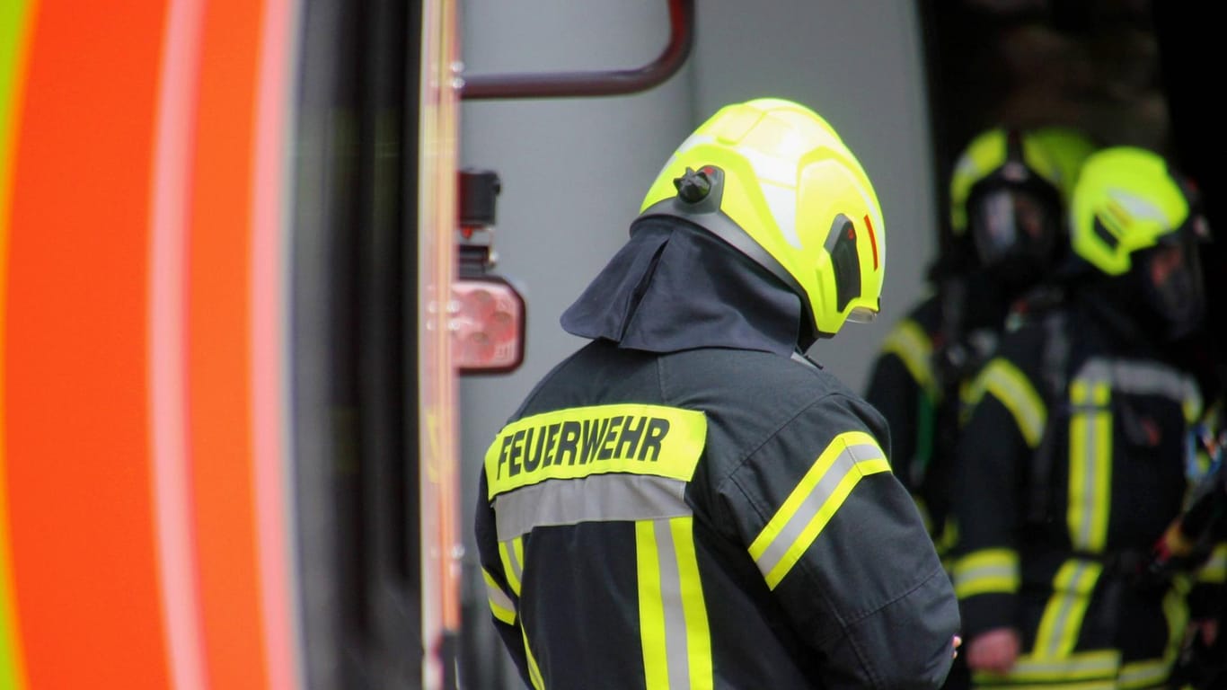 Ein Feuerwehrmann (Symbolfoto): Über die Brandursache können die Behörden noch keine Angabe machen.