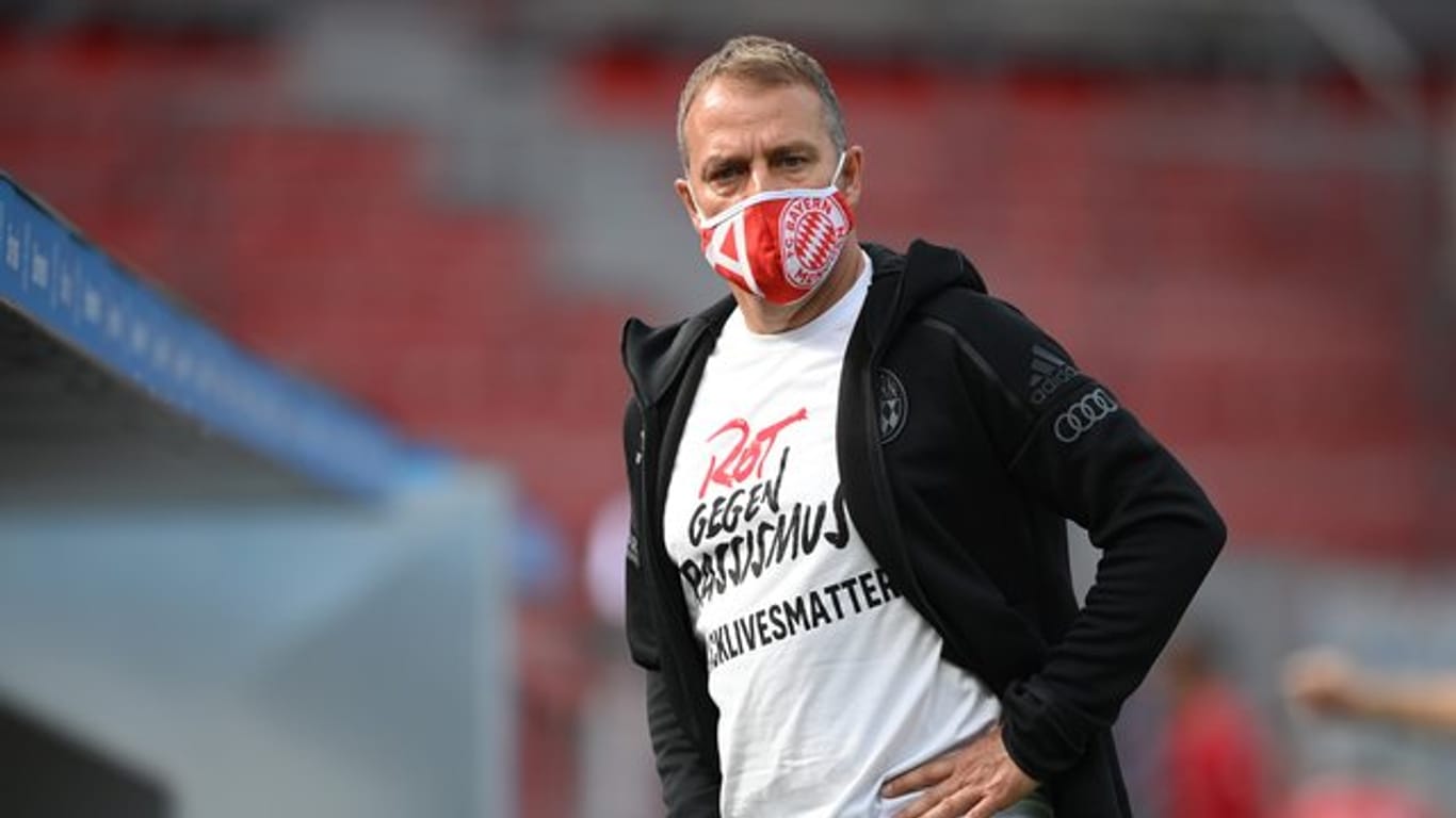Auch Bayern-Trainer Hansi Flick trug ein Shirt mit der Aufschrift "Rot gegen Rassismus #blacklivesmatter".
