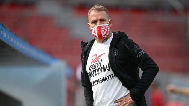 Auch Bayern-Trainer Hansi Flick trug ein Shirt mit der Aufschrift "Rot gegen Rassismus #blacklivesmatter".