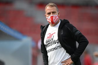 Auch Bayern-Trainer Hansi Flick trug ein Shirt mit der Aufschrift "Rot gegen Rassismus #blacklivesmatter".