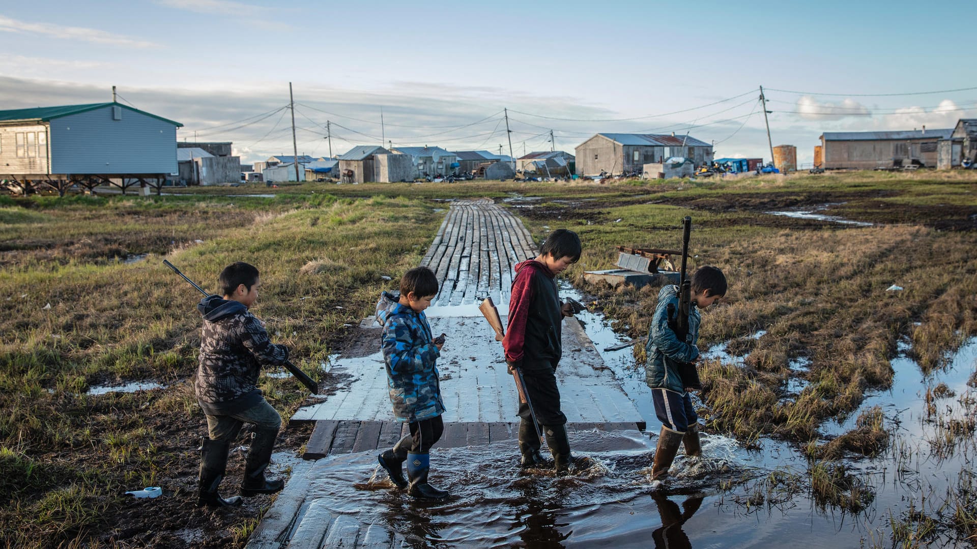 Kinder vom indigenen Volk der Yupik: Ihr Dorf in Alaska droht im steigenden Wasser zu versinken.