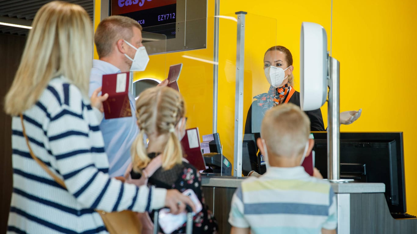 Maskenpflicht an Flughäfen (Symbolfoto): Besonders bei Personenkontrollen, in Shuttlebusse oder an der Gepäckausgabe kann es eng werden.