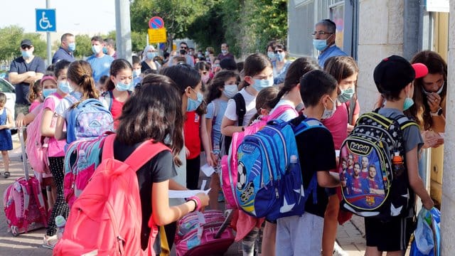 Schülerinnen und Schüler stehen Mitte Mai vor einer Schule in Modi'in. Schülerinnen und Schüler stehen Mitte Mai vor einer Schule in Modi'in.