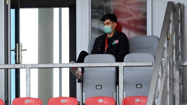 Leverkusens Kai Havertz saß gegen die Bayern verletzt auf der Tribüne. Leverkusens Kai Havertz saß gegen die Bayern verletzt auf der Tribüne.