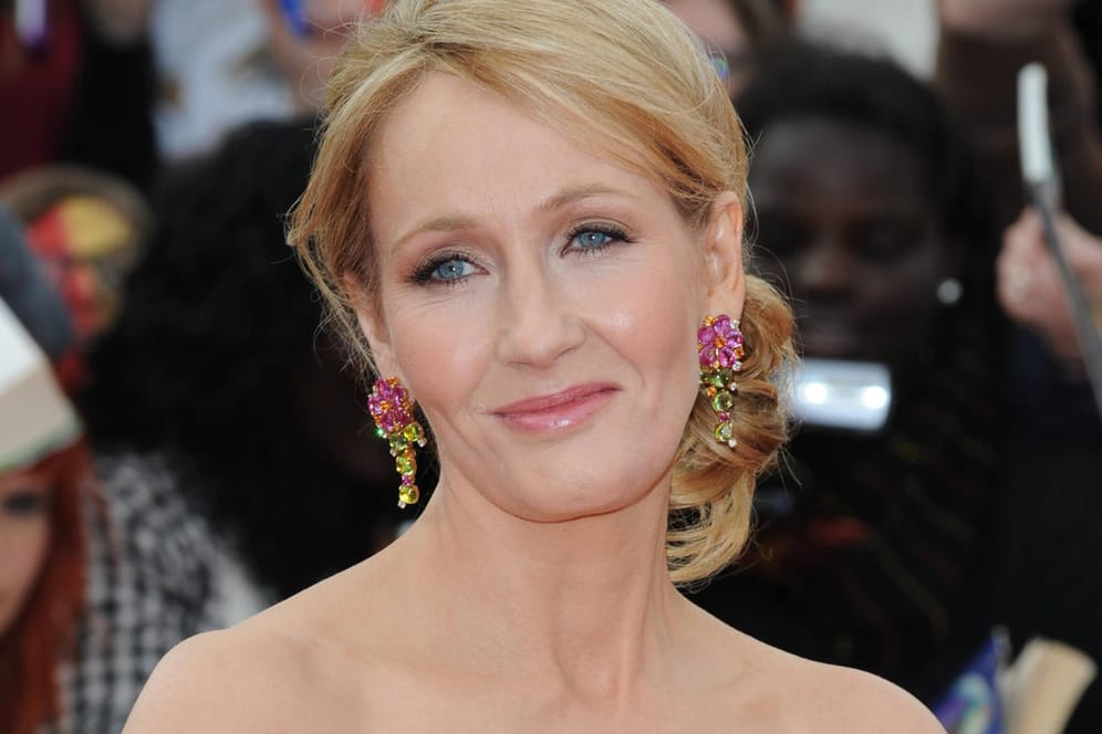 J. K. Rowling: Die "Harry Potter"-Autorin fällt nicht das erste Mal mit umstrittenen Tweets auf.