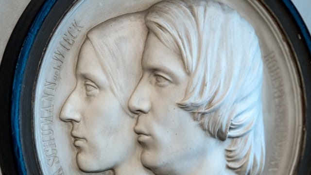 Ein Doppelportrait des Musiker-Ehepaars Clara und Robert Schumann im Schumann Haus in Leipzig.