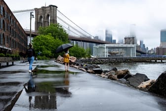 Blick auf die Brooklyn Bridge, die Brooklyn mit Manhattan verbindet: New York wurde von der Corona-Krise besonders hart getroffen.