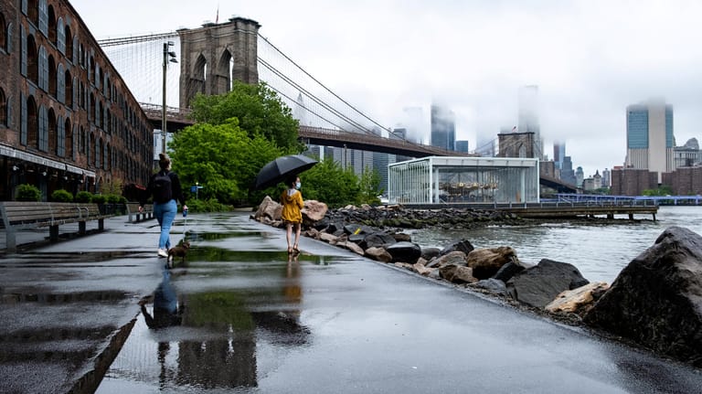 Blick auf die Brooklyn Bridge, die Brooklyn mit Manhattan verbindet: New York wurde von der Corona-Krise besonders hart getroffen.
