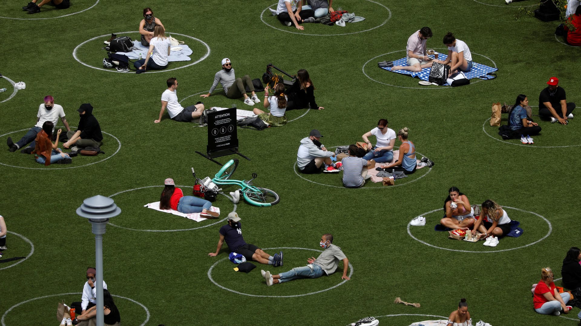Der Domino Park im Stadtteil Brooklyn: Aufgemalte Kreise sollen dafür sorgen, dass die Menschen die Abstandsregeln einhalten.