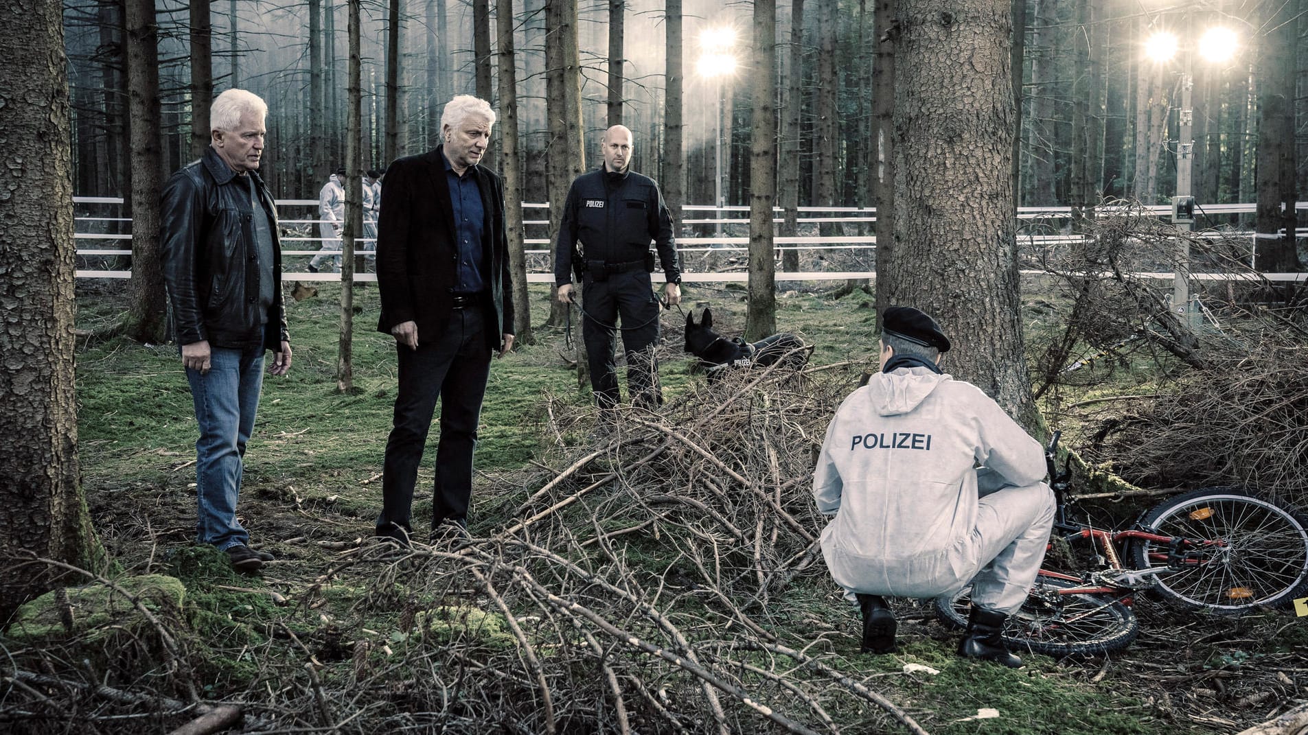 "Tatort: Lass den Mond am Himmel stehn": Die Kriminalhauptkommissare Ivo Batic (Miroslav Nemec) und Franz Leitmayr (Udo Wachtveitl) betrachten einen Fundort im Wald.