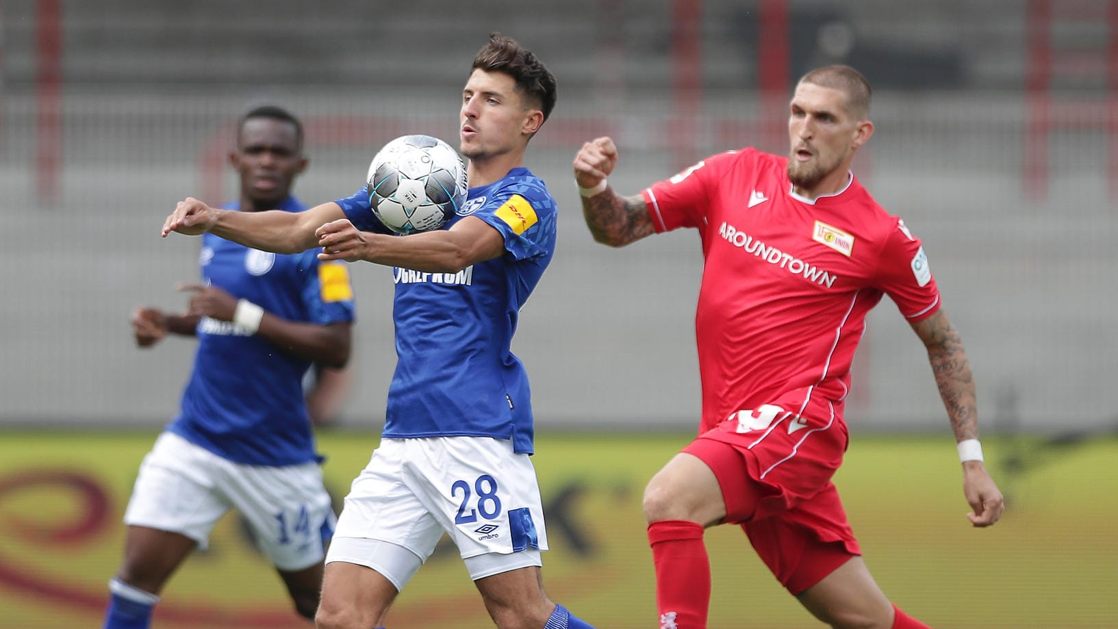 Alessandro Schöpf (li.) im Zweikampf mit Robert Andrich (re.): Schalke versucht, mehr Kontrolle über das Spiel zu erlangen. Alessandro Schöpf (li.) im Zweikampf mit Robert Andrich (re.): Schalke versucht, mehr Kontrolle über das Spiel zu erlangen.
