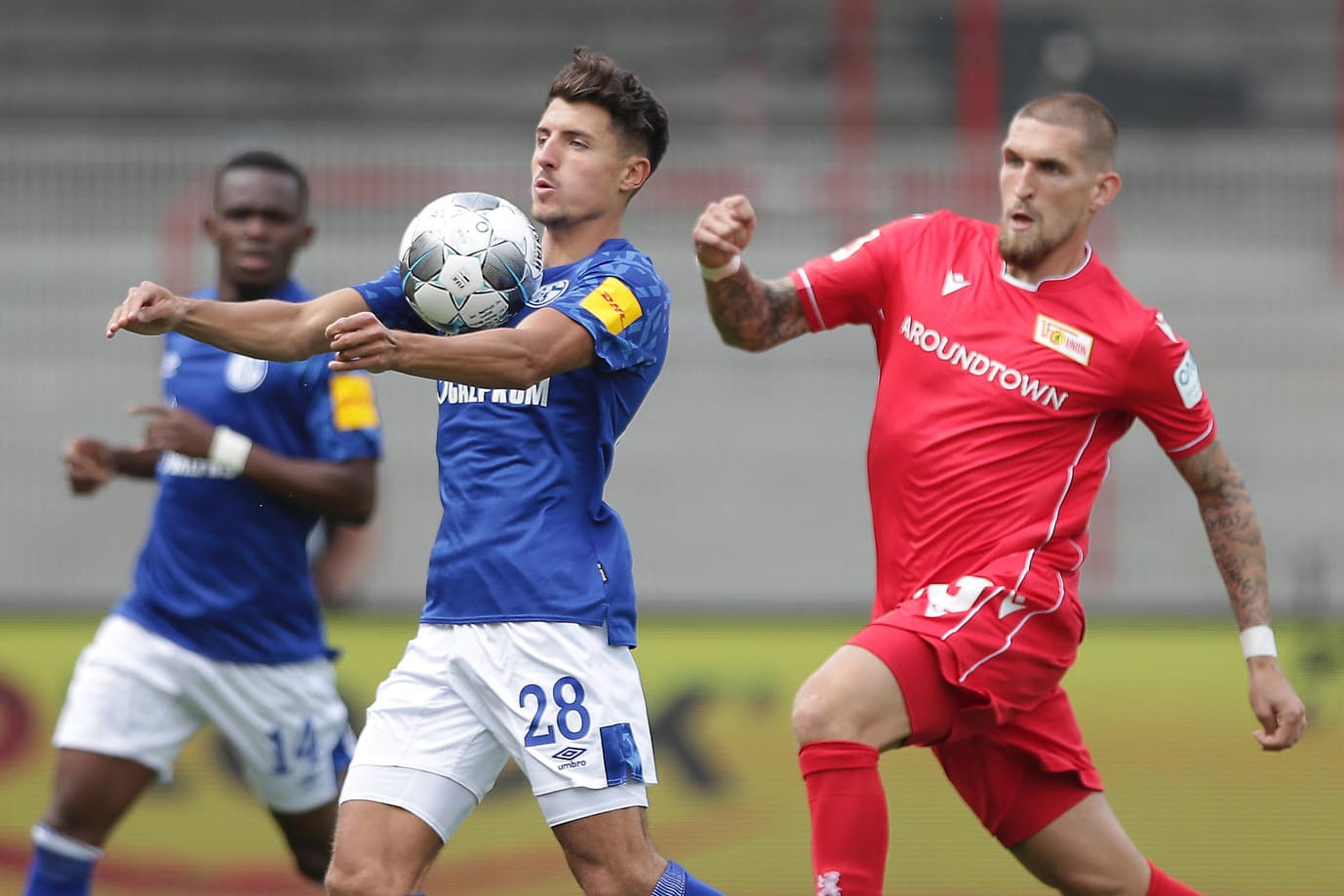 Alessandro Schöpf (li.) im Zweikampf mit Robert Andrich (re.): Schalke versucht, mehr Kontrolle über das Spiel zu erlangen.