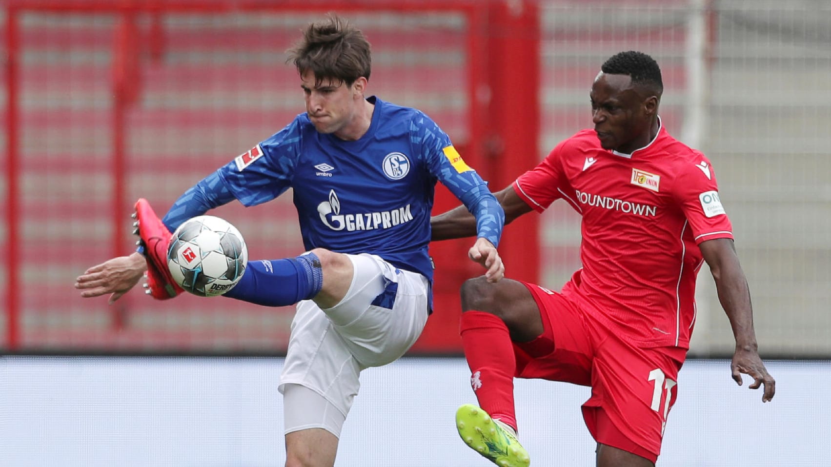 Juan Miranda (li.) im Zweikampf mit Anthony Ujah (re.): Die Spieler erhielten lautstarke Unterstützung aus einem nahen Waldstück. Juan Miranda (li.) im Zweikampf mit Anthony Ujah (re.): Die Spieler erhielten lautstarke Unterstützung aus einem nahen Waldstück.