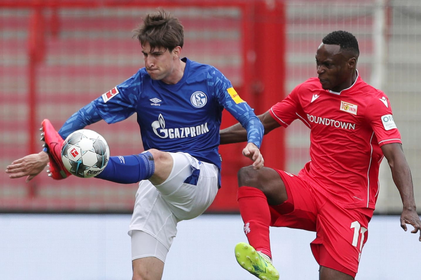 Juan Miranda (li.) im Zweikampf mit Anthony Ujah (re.): Die Spieler erhielten lautstarke Unterstützung aus einem nahen Waldstück.