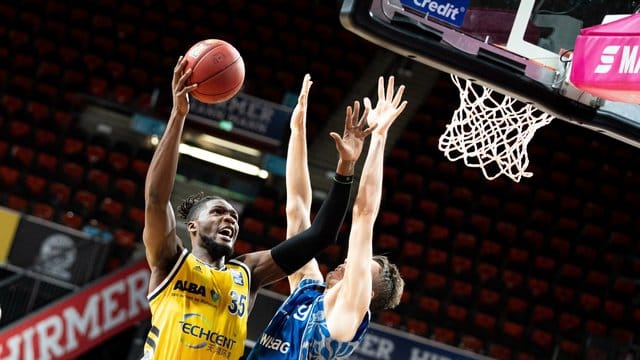 Landry Nnoko (l) von Alba Berlin punktet gegen Frankfurt. Landry Nnoko (l) von Alba Berlin punktet gegen Frankfurt.
