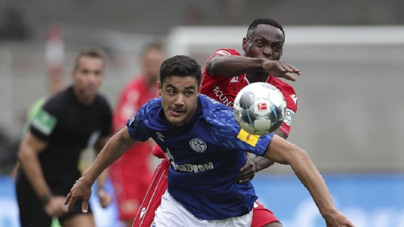 Schalkes Ozan Kabak im Duell mit Unions Anthony Ujah (r).