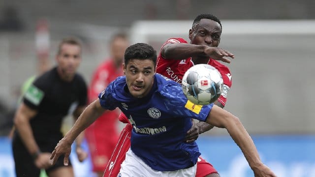 Schalkes Ozan Kabak im Duell mit Unions Anthony Ujah (r).