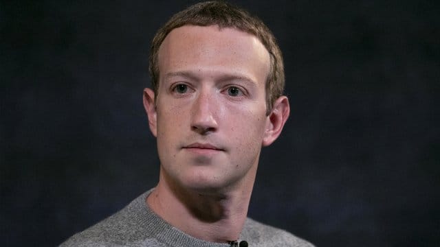 Mark Zuckerberg, Vorstandsvorsitzender von Facebook, stellt nach massiver Kritik an der Untätigkeit des Online-Netzwerks bei umstrittenen Äußerungen von US-Präsident Donald Trump einige seiner Regeln auf den Prüfstand. Mark Zuckerberg, Vorstandsvorsitzender von Facebook, stellt nach massiver Kritik an der Untätigkeit des Online-Netzwerks bei umstrittenen Äußerungen von US-Präsident Donald Trump einige seiner Regeln auf den Prüfstand.