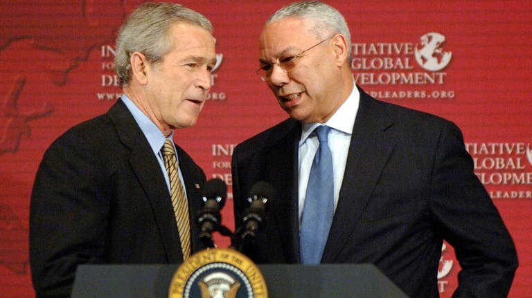 Der damalige US-Präsident George W. Bush (l.) und sein ehemaliger Außenminister Colin Powell im Jahr 2006: Powell war von 2001 bis 2005 Außenminister der Vereinigten Staaten.