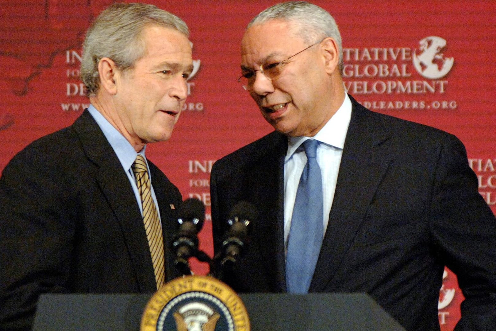 Der damalige US-Präsident George W. Bush (l.) und sein ehemaliger Außenminister Colin Powell im Jahr 2006: Powell war von 2001 bis 2005 Außenminister der Vereinigten Staaten.