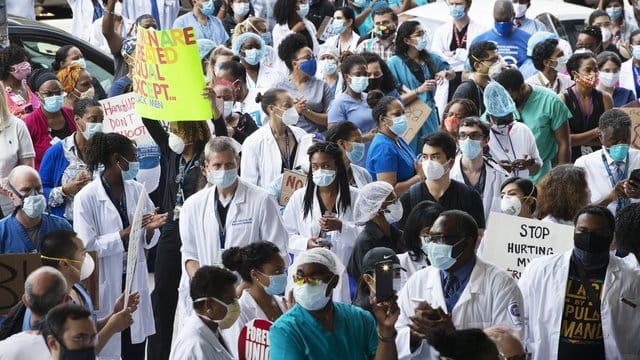 Medizinische Angestellte des Krankenhauses "Kings County Hospital" in Brooklyn zeigen bei einer Kundgebung ihre Solidarität mit der Bewegung "Black Lives Matter". Medizinische Angestellte des Krankenhauses "Kings County Hospital" in Brooklyn zeigen bei einer Kundgebung ihre Solidarität mit der Bewegung "Black Lives Matter".