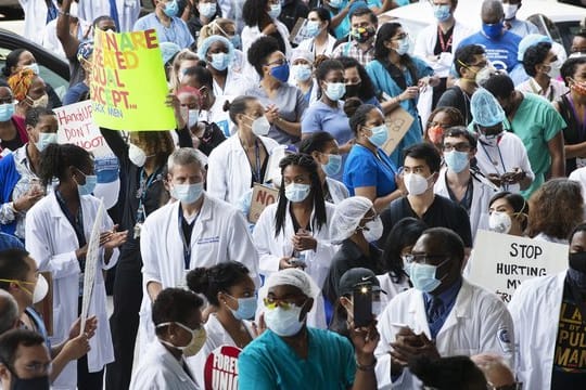 Medizinische Angestellte des Krankenhauses "Kings County Hospital" in Brooklyn zeigen bei einer Kundgebung ihre Solidarität mit der Bewegung "Black Lives Matter".