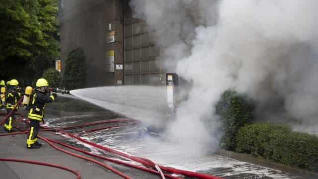 Feuerwehrleute bekämpfen einen Brand im Frankfurter Stadtteil Preungesheim: Aus bislang ungeklärter Ursache ist in einer Tiefgarage ein Feuer ausgebrochen.