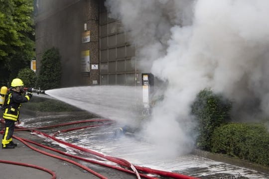 Feuerwehrleute bekämpfen einen Brand im Frankfurter Stadtteil Preungesheim: Aus bislang ungeklärter Ursache ist in einer Tiefgarage ein Feuer ausgebrochen.